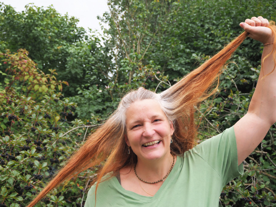 Jeannine Eckle lacht und hält spielerisch ihre langen Haare hoch